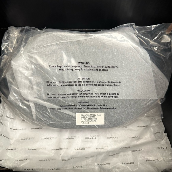 MAC Clutch ~ Lip Shaped Zip Storage Case/Clutch - Picture 3 of 3